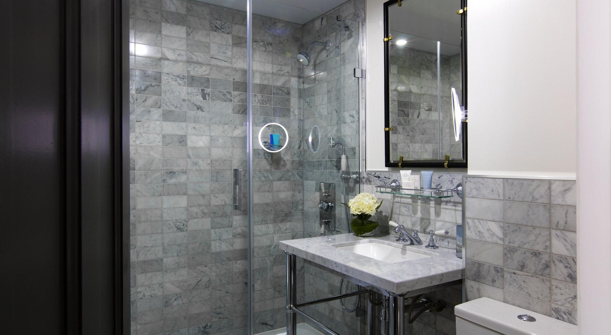 The Academy - Small Luxury Hotels Of The World London Ngoại thất bức ảnh A bathroom with a shower enclosure