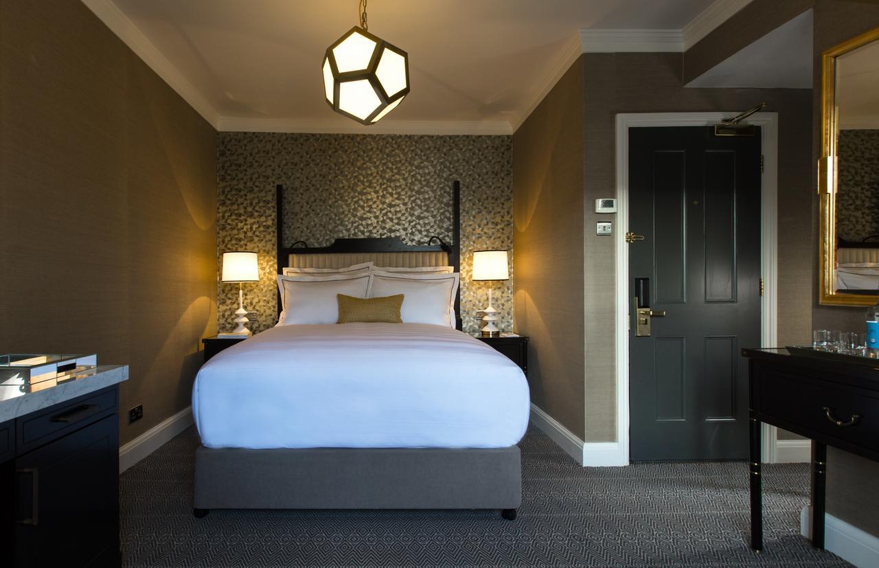 The Academy - Small Luxury Hotels Of The World London Ngoại thất bức ảnh A guest room at the Hotel Commonwealth