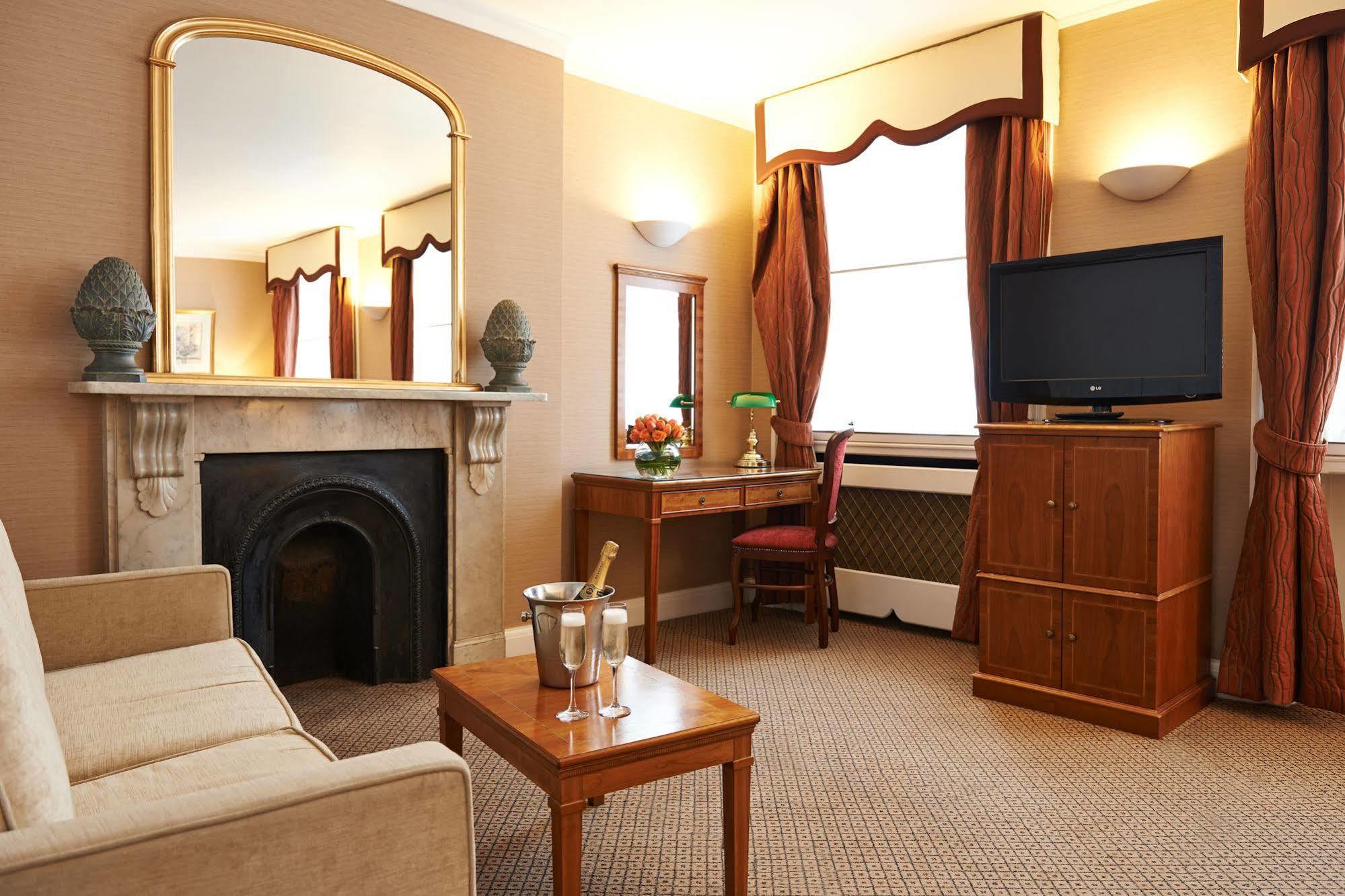 The Academy - Small Luxury Hotels Of The World London Ngoại thất bức ảnh A suite at the hotel