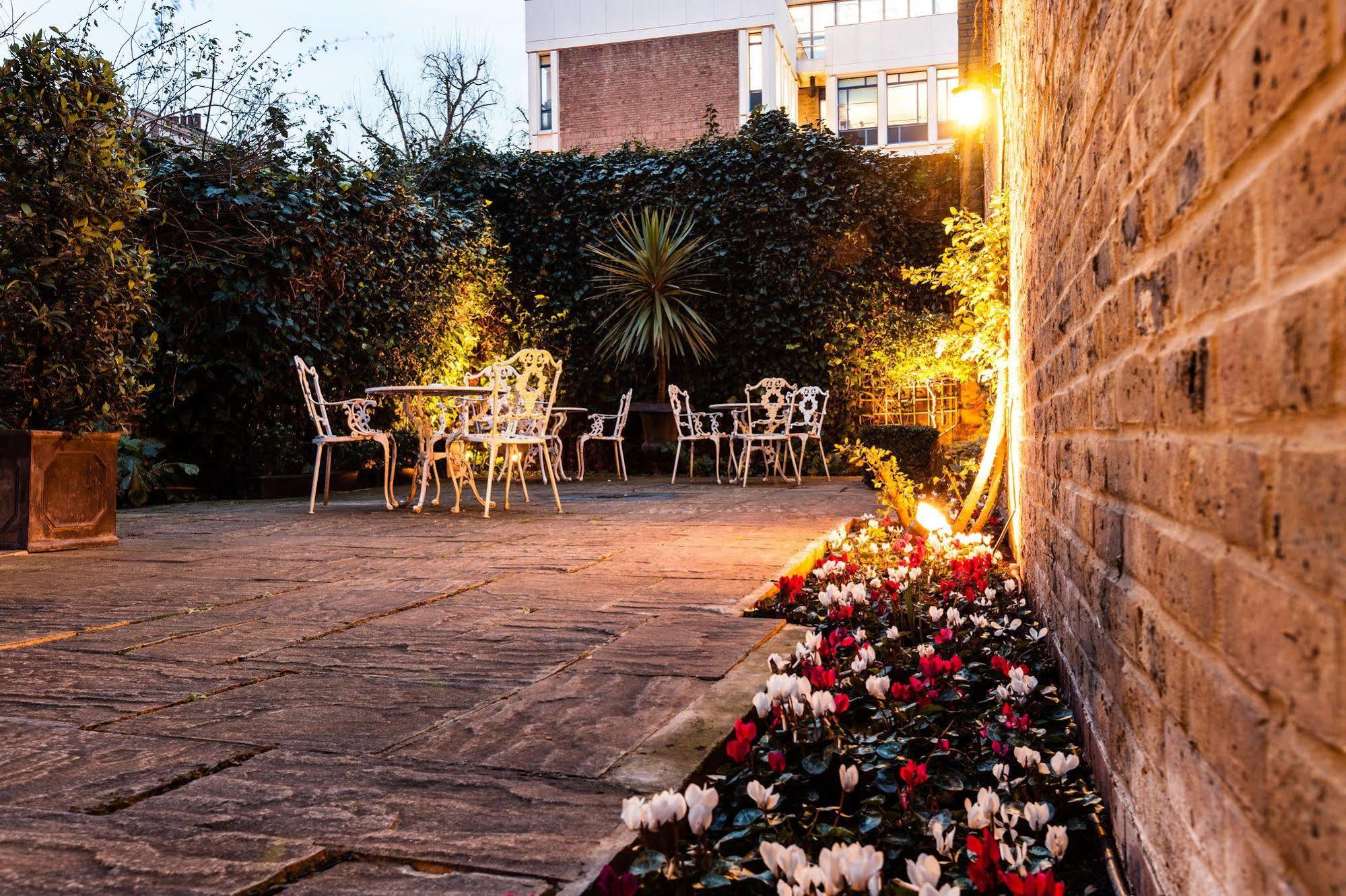 The Academy - Small Luxury Hotels Of The World London Ngoại thất bức ảnh The courtyard at the Old Vicarage
