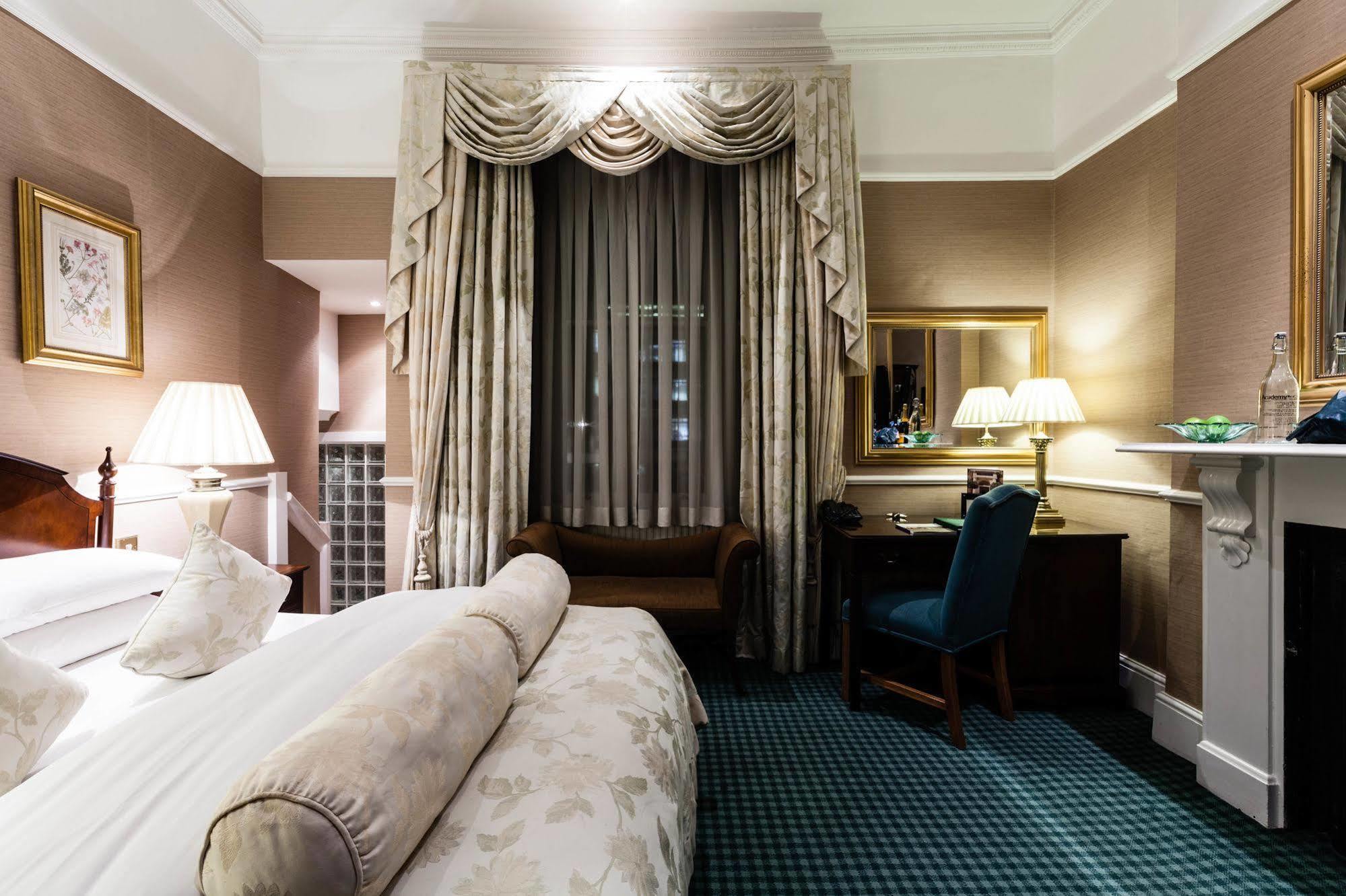 The Academy - Small Luxury Hotels Of The World London Ngoại thất bức ảnh A bedroom at the hotel