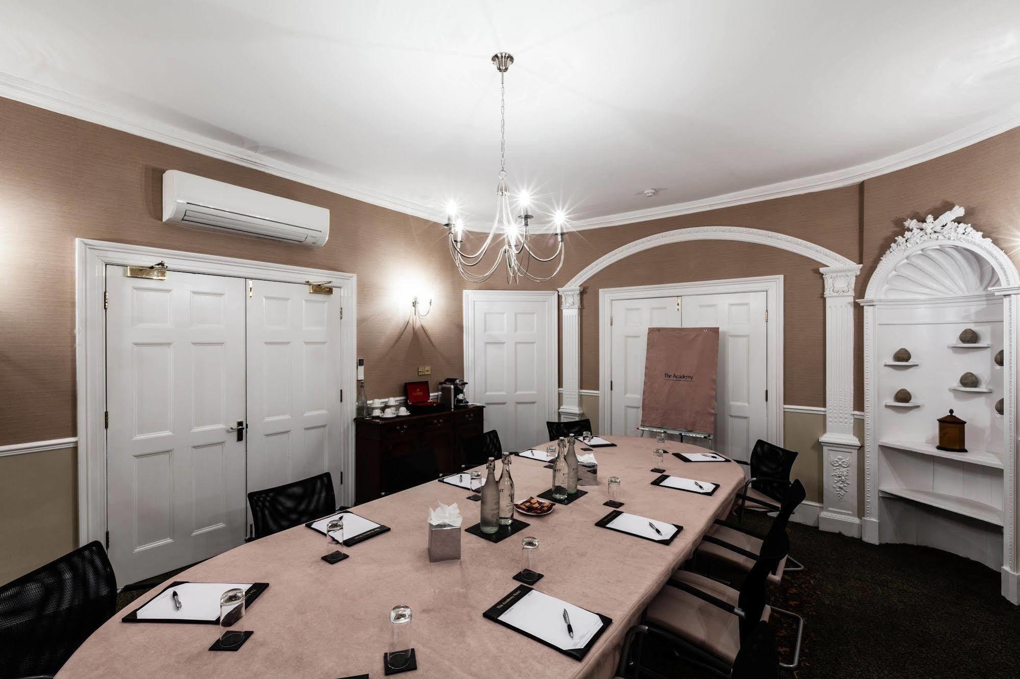 The Academy - Small Luxury Hotels Of The World London Ngoại thất bức ảnh The boardroom at the Old Bank Hotel
