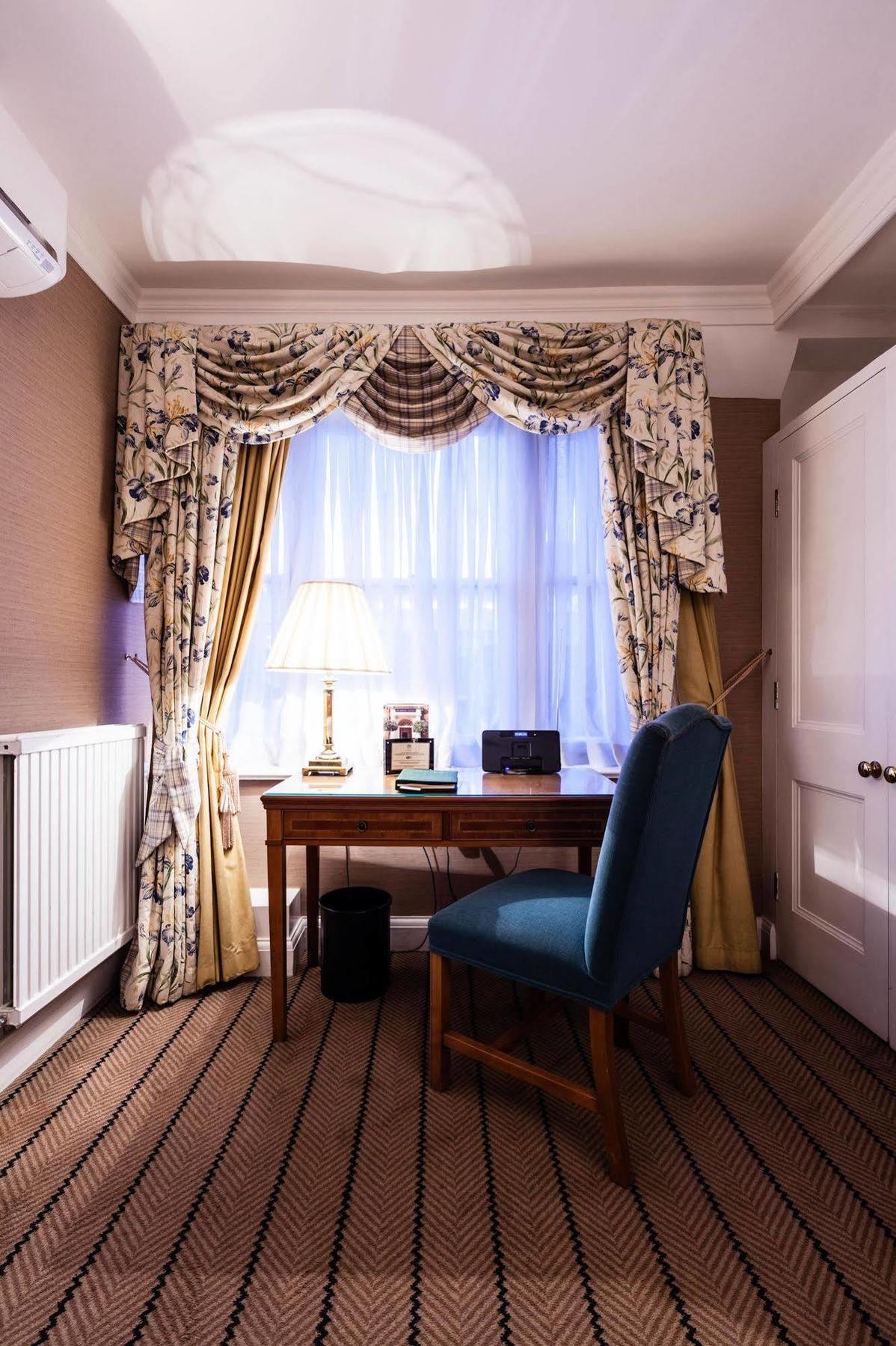 The Academy - Small Luxury Hotels Of The World London Ngoại thất bức ảnh Curtains in a hotel room