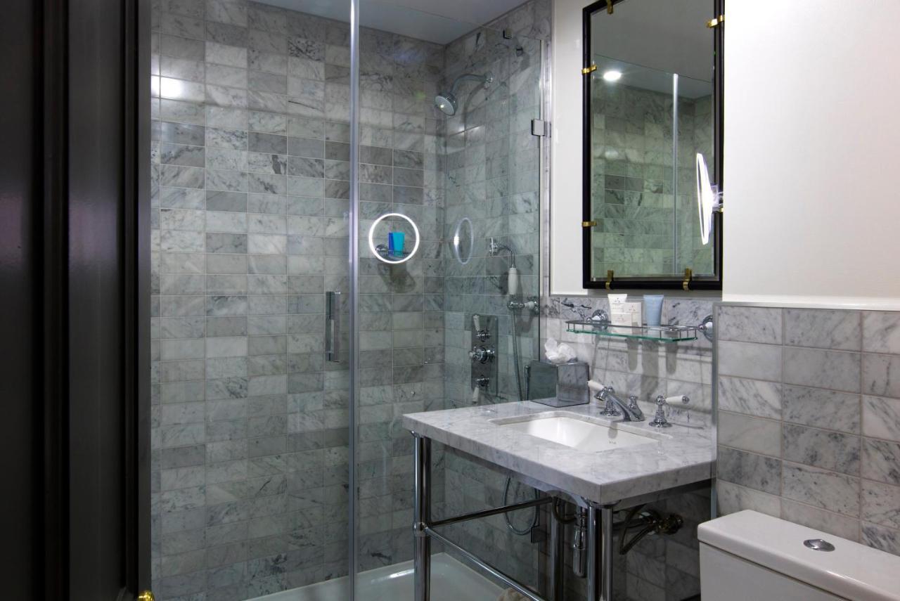 The Academy - Small Luxury Hotels Of The World London Ngoại thất bức ảnh A shower with a fixed shower head