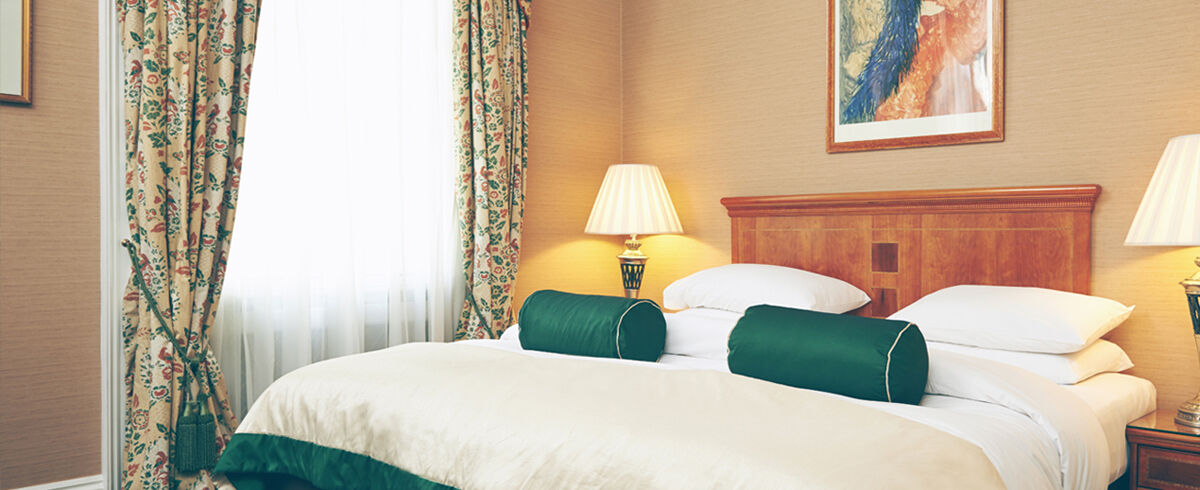 The Academy - Small Luxury Hotels Of The World London Ngoại thất bức ảnh A pair of bolster pillows on a bed